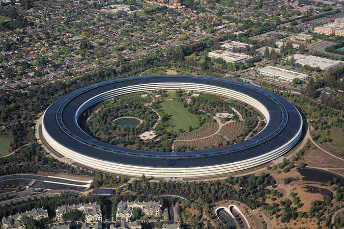 Ghé thăm Apple Store độc nhất vô nhị trên thế giới: Không những bán iPhone mà còn bán cả quần áo trẻ em và mũ lưỡi trai