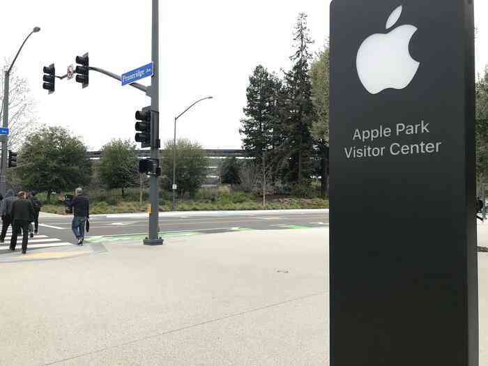 Ghé thăm Apple Store độc nhất vô nhị trên thế giới: Không những bán iPhone mà còn bán cả quần áo trẻ em và mũ lưỡi trai