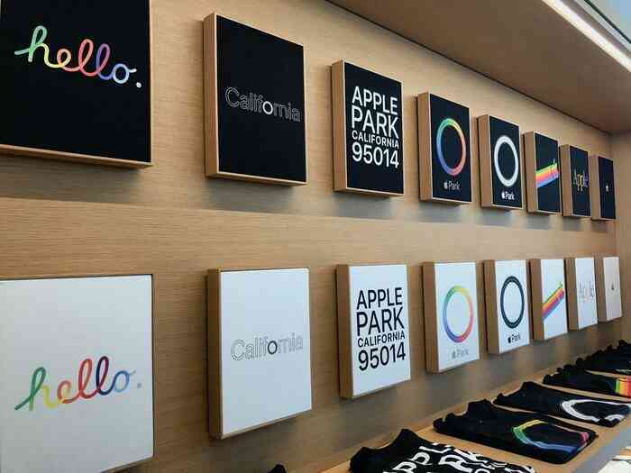 Ghé thăm Apple Store độc nhất vô nhị trên thế giới: Không những bán iPhone mà còn bán cả quần áo trẻ em và mũ lưỡi trai