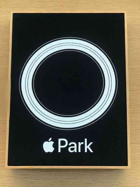 Ghé thăm Apple Store độc nhất vô nhị trên thế giới: Không những bán iPhone mà còn bán cả quần áo trẻ em và mũ lưỡi trai