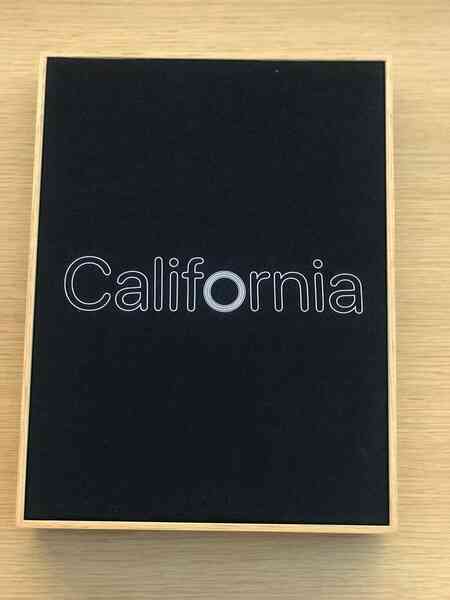 Ghé thăm Apple Store độc nhất vô nhị trên thế giới: Không những bán iPhone mà còn bán cả quần áo trẻ em và mũ lưỡi trai