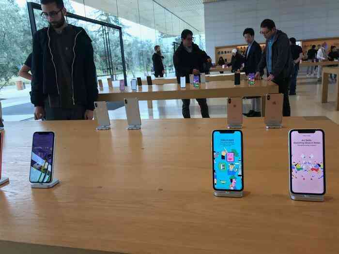 Ghé thăm Apple Store độc nhất vô nhị trên thế giới: Không những bán iPhone mà còn bán cả quần áo trẻ em và mũ lưỡi trai