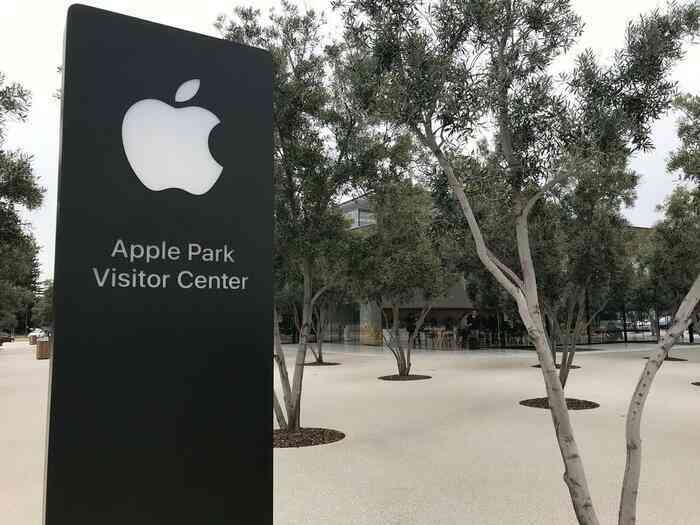 Ghé thăm Apple Store độc nhất vô nhị trên thế giới: Không những bán iPhone mà còn bán cả quần áo trẻ em và mũ lưỡi trai