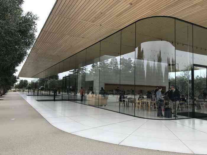 Ghé thăm Apple Store độc nhất vô nhị trên thế giới: Không những bán iPhone mà còn bán cả quần áo trẻ em và mũ lưỡi trai