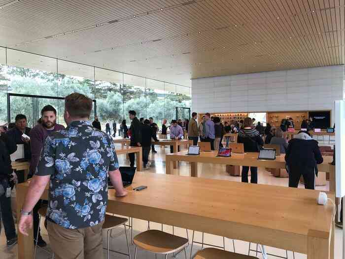 Ghé thăm Apple Store độc nhất vô nhị trên thế giới: Không những bán iPhone mà còn bán cả quần áo trẻ em và mũ lưỡi trai