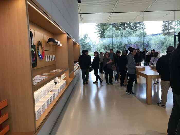 Ghé thăm Apple Store độc nhất vô nhị trên thế giới: Không những bán iPhone mà còn bán cả quần áo trẻ em và mũ lưỡi trai