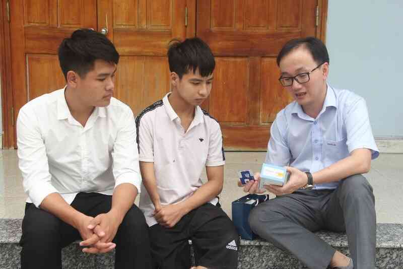 Tiếp sức ước mơ đến trường cho đôi bạn 10 năm cõng nhau đi học