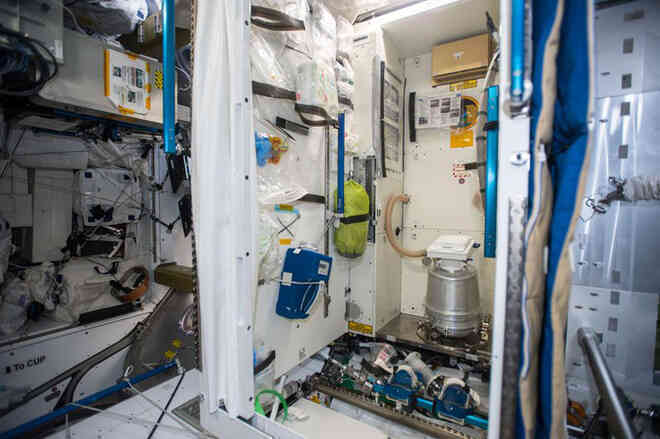 Sau hơn 60 năm, cuối cùng thì NASA cũng làm được một cái toilet nữ ngoài vũ trụ - Ảnh 2. Sau hơn 60 năm, cuối cùng thì NASA cũng làm được một cái toilet nữ ngoài vũ trụ - Ảnh 2.