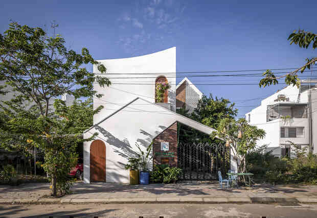 Ngôi nhà 125m2 đẹp như resort của cặp đôi yêu nhau từ cấp ba, đầu tư 2 tỷ với thiết kế "đưa gió vào mọi ngóc ngách"