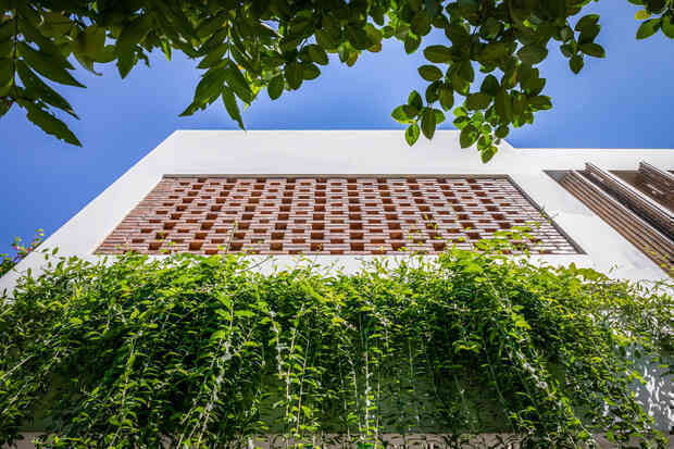 Ngôi nhà 125m2 đẹp như resort của cặp đôi yêu nhau từ cấp ba, đầu tư 2 tỷ với thiết kế đưa gió vào mọi ngóc ngách - Ảnh 3. Ngôi nhà 125m2 đẹp như resort của cặp đôi yêu nhau từ cấp ba, đầu tư 2 tỷ với thiết kế đưa gió vào mọi ngóc ngách - Ảnh 3.