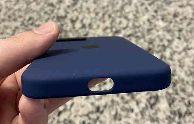 Ốp lưng iPhone 12 giá hơn 1 triệu nhưng bị Apple... quên đục lỗ - Ảnh 2. Ốp lưng iPhone 12 giá hơn 1 triệu nhưng bị Apple... quên đục lỗ - Ảnh 2.