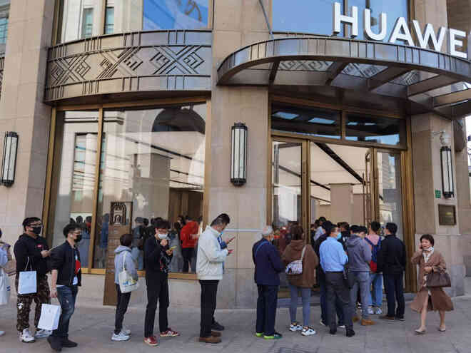 Huawei Mate 40 cháy hàng đặt trước, người đi trải nghiệm thực tế xếp hàng dài cả con phố - Ảnh 3.