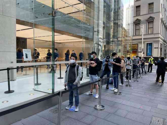 Huawei Mate 40 cháy hàng đặt trước, người đi trải nghiệm thực tế xếp hàng dài cả con phố - Ảnh 5.