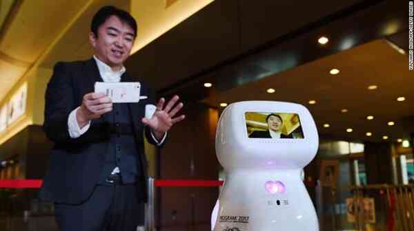 Khẩu trang công nghệ cao giữa đại dịch COVID-19 Giám đốc điều hành Taisuke Ono của Donut Robotics cho rằng: “Bất chấp virus Corona, chúng ta đôi khi cần gặp gỡ trực tiếp với nhau”. Nguồn ảnh: CNN.