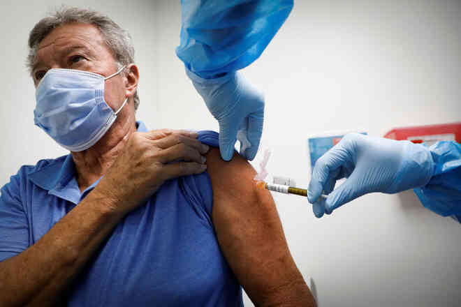 Anh khởi động nghiên cứu vắc-xin COVID-19 gây tranh cãi: Chủ động nhiễm virus cho người tình nguyện - Ảnh 2. Anh khởi động nghiên cứu vắc-xin COVID-19 gây tranh cãi: Chủ động nhiễm virus cho người tình nguyện - Ảnh 2.