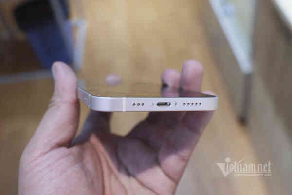Cận cảnh iPhone 12 vừa về đến Việt Nam, rẻ nhất 23 triệu đồng