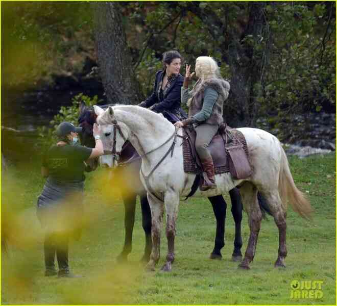 The Witcher mùa 2 tiếp tục lộ ảnh hậu trường: cuối cùng thì Yennefer và Ciri cũng đã gặp nhau - Ảnh 5. The Witcher mùa 2 tiếp tục lộ ảnh hậu trường: cuối cùng thì Yennefer và Ciri cũng đã gặp nhau - Ảnh 5.