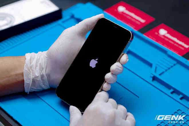 Mổ bụng iPhone 12 Pro đầu tiên tại Việt Nam: Sắp xếp vị trí linh kiện có chút khác biệt, bo mạch chữ L, pin 2815mAh