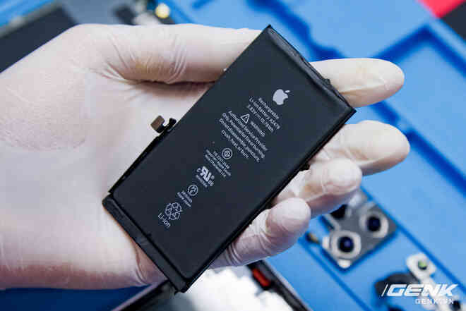 Mổ bụng iPhone 12 Pro đầu tiên tại Việt Nam: Sắp xếp vị trí linh kiện có chút khác biệt, bo mạch chữ L, pin 2815mAh - Ảnh 13.