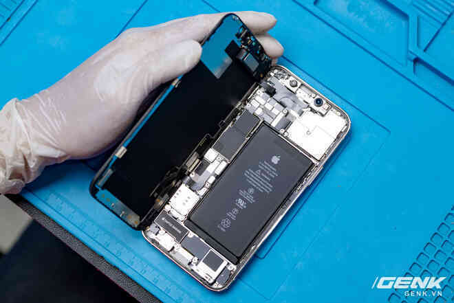 Mổ bụng iPhone 12 Pro đầu tiên tại Việt Nam: Sắp xếp vị trí linh kiện có chút khác biệt, bo mạch chữ L, pin 2815mAh - Ảnh 3.