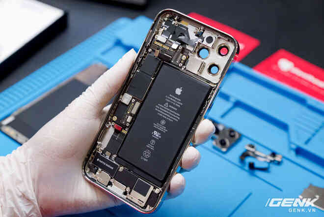 Mổ bụng iPhone 12 Pro đầu tiên tại Việt Nam: Sắp xếp vị trí linh kiện có chút khác biệt, bo mạch chữ L, pin 2815mAh - Ảnh 4.