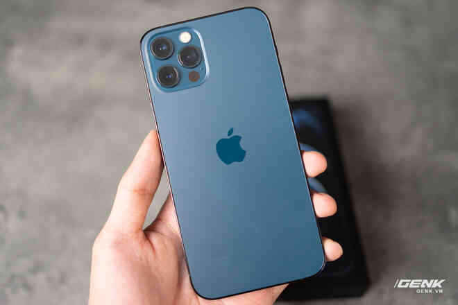 So sánh 2 màu đẹp nhất trên iPhone 12 Pro: Đen Graphite và Xanh Pacific