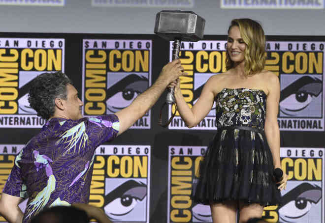 Natalie Portman tuyên bố Jane sẽ sử dụng Mjolnir trong Thor: Love and Thunder - Ảnh 1. Natalie Portman tuyên bố Jane sẽ sử dụng Mjolnir trong Thor: Love and Thunder - Ảnh 1.