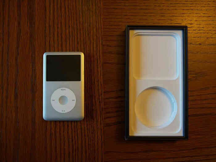 Bạn sẽ bất ngờ khi biết điều này: Có 1 chiếc iPod được giấu trong hộp đựng iPhone 12 Ảnh 2