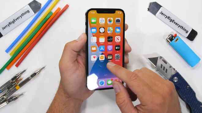 "Tra tấn" iPhone 12 Pro: Màn hình "Ceramic Shield" bền nhưng không chống xước