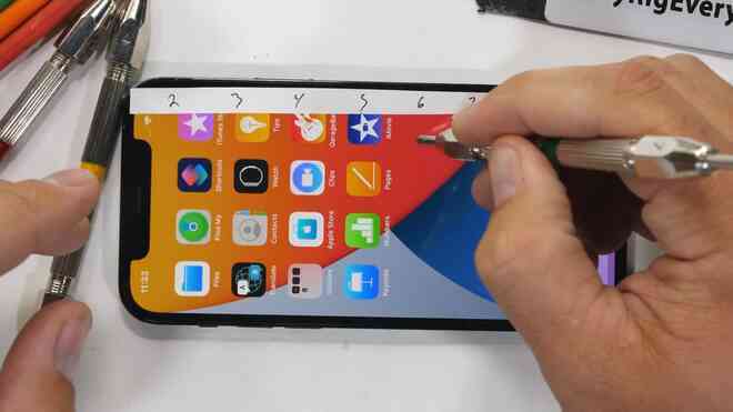 Tra tấn iPhone 12 Pro: Màn hình Ceramic Shield bền nhưng không chống xước - Ảnh 2. Tra tấn iPhone 12 Pro: Màn hình Ceramic Shield bền nhưng không chống xước - Ảnh 2.