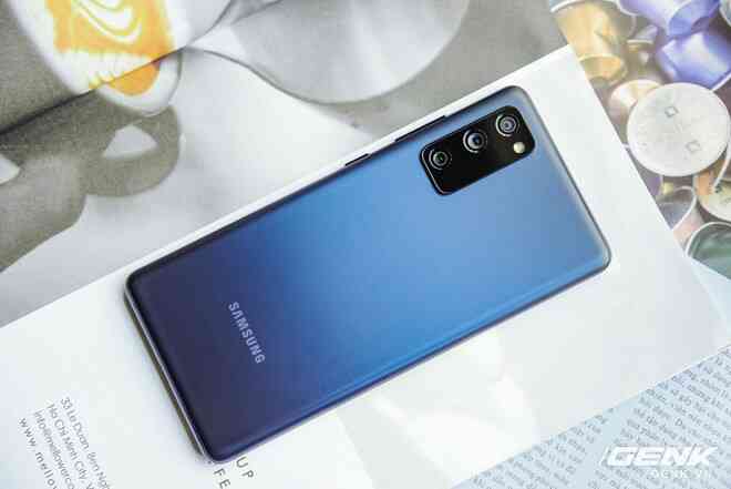 Cận cảnh chiếc điện thoại flagship Galaxy S20 dành riêng cho fan của Samsung: 16 triệu đồng cho trải nghiệm cao cấp là hoàn toàn có thể - Ảnh 3. Cận cảnh chiếc điện thoại flagship Galaxy S20 dành riêng cho fan của Samsung: 16 triệu đồng cho trải nghiệm cao cấp là hoàn toàn có thể - Ảnh 3.