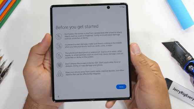Tra tấn Galaxy Z Fold2: Màn hình vẫn dễ xước, nhưng bản lề và khung viền được nâng cấp bền hơn