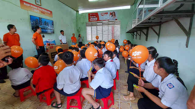 Rạp phim trường em đến với trẻ khuyết tật An Giang - Ảnh 2. Rạp phim trường em đến với trẻ khuyết tật An Giang - Ảnh 2.