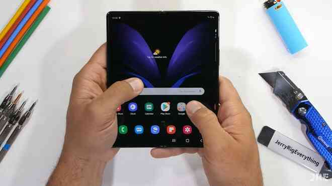 Galaxy Z Fold 2 đã vượt qua được bài kiểm tra bụi bẩn mà bản tiền nhiệm đã phải bó tay