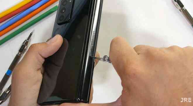 Galaxy Z Fold 2 đã vượt qua được bài kiểm tra bụi bẩn mà bản tiền nhiệm đã phải bó tay - Ảnh 5.