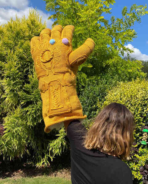 Mất 4 tháng và 4 kg vật liệu, fan Marvel khéo tay tạo ra đại ác Thanos bằng len cao hơn 2,5 mét - Ảnh 3. Mất 4 tháng và 4 kg vật liệu, fan Marvel khéo tay tạo ra đại ác Thanos bằng len cao hơn 2,5 mét - Ảnh 3.