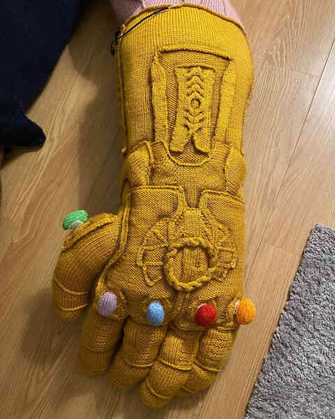 Mất 4 tháng và 4 kg vật liệu, fan Marvel khéo tay tạo ra đại ác Thanos bằng len cao hơn 2,5 mét - Ảnh 4. Mất 4 tháng và 4 kg vật liệu, fan Marvel khéo tay tạo ra đại ác Thanos bằng len cao hơn 2,5 mét - Ảnh 4.
