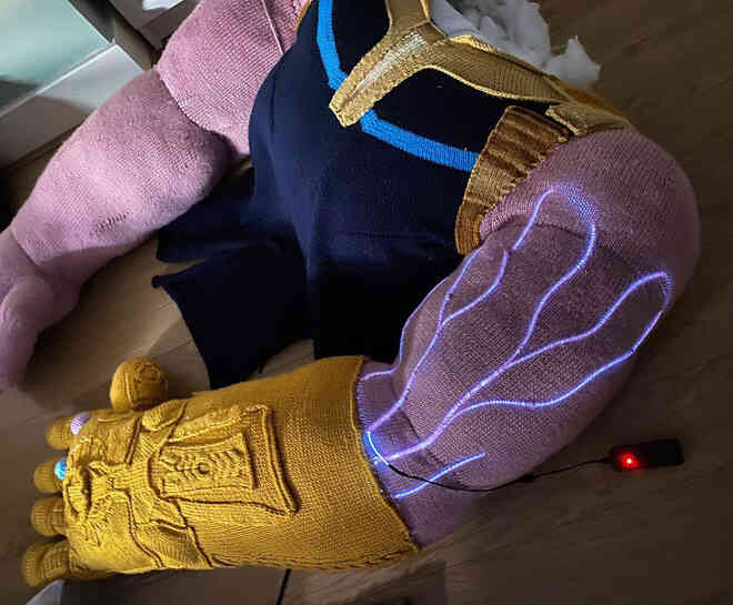 Mất 4 tháng và 4 kg vật liệu, fan Marvel khéo tay tạo ra đại ác Thanos bằng len cao hơn 2,5 mét - Ảnh 5. Mất 4 tháng và 4 kg vật liệu, fan Marvel khéo tay tạo ra đại ác Thanos bằng len cao hơn 2,5 mét - Ảnh 5.