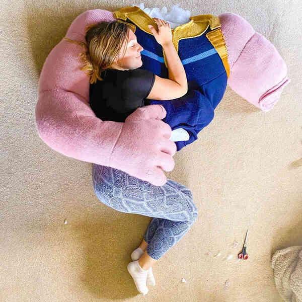 Mất 4 tháng và 4 kg vật liệu, fan Marvel khéo tay tạo ra đại ác Thanos bằng len cao hơn 2,5 mét - Ảnh 6. Mất 4 tháng và 4 kg vật liệu, fan Marvel khéo tay tạo ra đại ác Thanos bằng len cao hơn 2,5 mét - Ảnh 6.