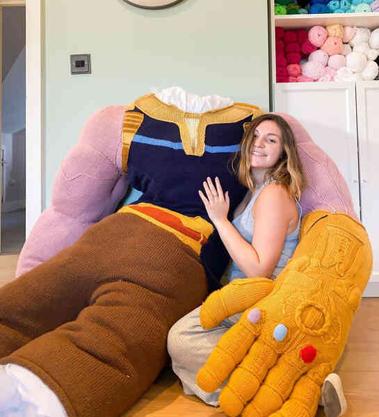Mất 4 tháng và 4 kg vật liệu, fan Marvel khéo tay tạo ra đại ác Thanos bằng len cao hơn 2,5 mét - Ảnh 9. Mất 4 tháng và 4 kg vật liệu, fan Marvel khéo tay tạo ra đại ác Thanos bằng len cao hơn 2,5 mét - Ảnh 9.