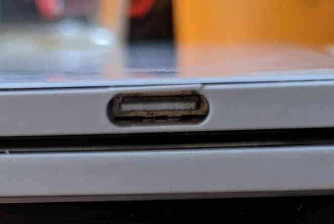 Người dùng kêu ca vì Microsoft Surface Duo dễ bị nứt xung quanh cổng USB-C