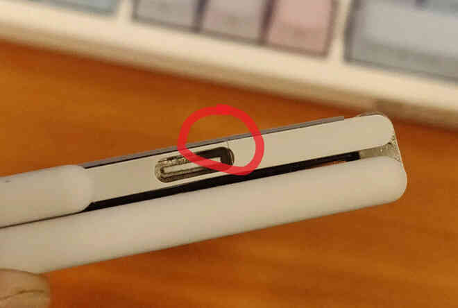Người dùng kêu ca vì Microsoft Surface Duo dễ bị nứt xung quanh cổng USB-C - Ảnh 5. Người dùng kêu ca vì Microsoft Surface Duo dễ bị nứt xung quanh cổng USB-C - Ảnh 5.