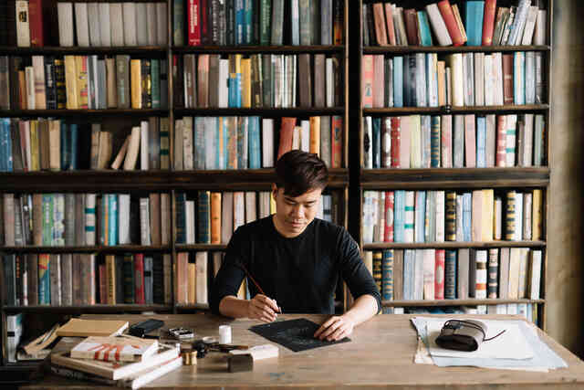 Sống bằng đam mê: Cựu sinh viên FTU rẽ ngang sang nghề viết chữ, đến nay thành nghệ nhân calligraphy số 1 Việt Nam