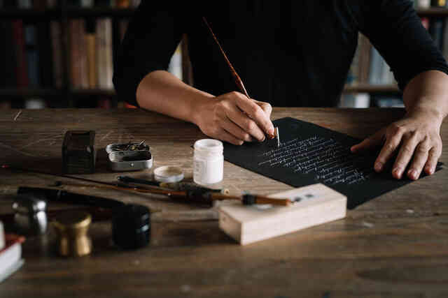 Sống bằng đam mê: Cựu sinh viên FTU rẽ ngang sang nghề viết chữ, đến nay thành nghệ nhân calligraphy số 1 Việt Nam - Ảnh 3. Sống bằng đam mê: Cựu sinh viên FTU rẽ ngang sang nghề viết chữ, đến nay thành nghệ nhân calligraphy số 1 Việt Nam - Ảnh 3.