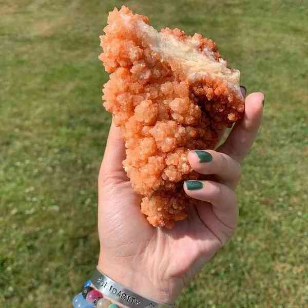 Tưởng miếng gà rán KFC nên cầm lên, ai ngờ đấy lại là miếng pha lê siêu đẹp - Ảnh 1. Tưởng miếng gà rán KFC nên cầm lên, ai ngờ đấy lại là miếng pha lê siêu đẹp - Ảnh 1.