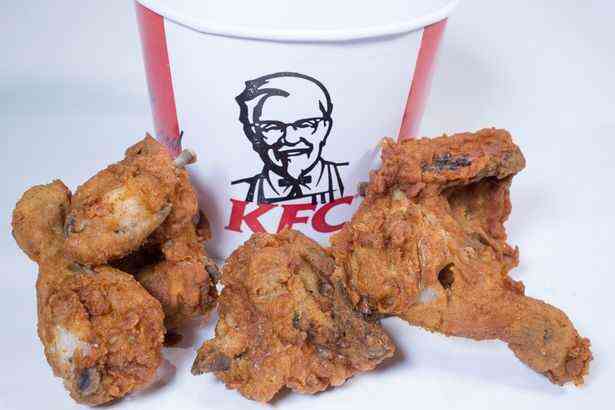 Tưởng miếng gà rán KFC nên cầm lên, ai ngờ đấy lại là miếng pha lê siêu đẹp - Ảnh 2.