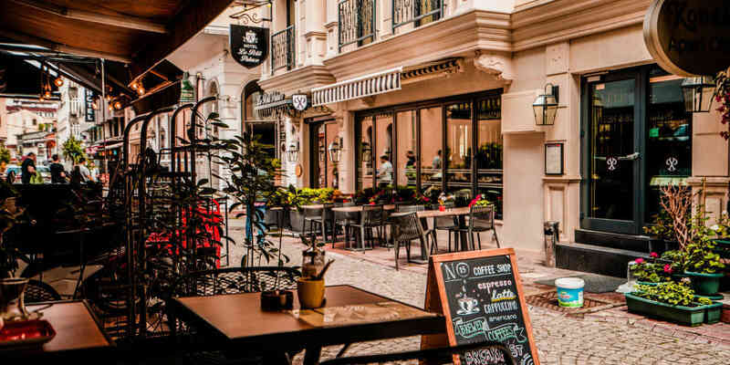 5 chủ quán bar và cà phê ở Pháp bị bắt vì liên quan đến quản lý mạng WiFi