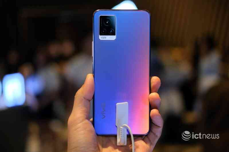 Vivo V20 ra mắt, camera selfie lấy nét theo mắt, giá 8,49 triệu đồng