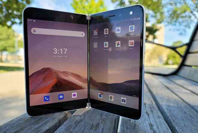 Giá tới cả ngàn đô nhưng Surface Duo liên tục gặp lỗi, lần này là lỗi thiết kế khiến việc đóng mở gặp khó khăn