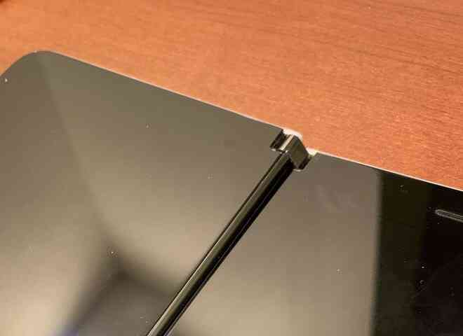 Giá tới cả ngàn đô nhưng Surface Duo liên tục gặp lỗi, lần này là lỗi thiết kế khiến việc đóng mở gặp khó khăn - Ảnh 2. Giá tới cả ngàn đô nhưng Surface Duo liên tục gặp lỗi, lần này là lỗi thiết kế khiến việc đóng mở gặp khó khăn - Ảnh 2.